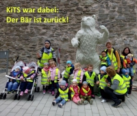 Berliner Bär Siegen zu neuen Ufern KiTS beim Aufstellen des Bären dabei am Kölner Tor