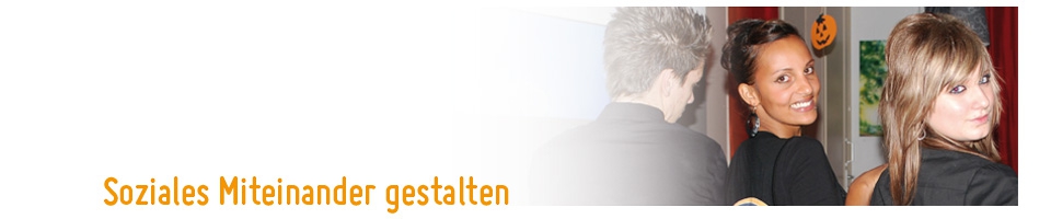 Drei Jugendliche schauen in die Kamera