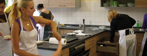 Jugendliche in der Küche aktiv